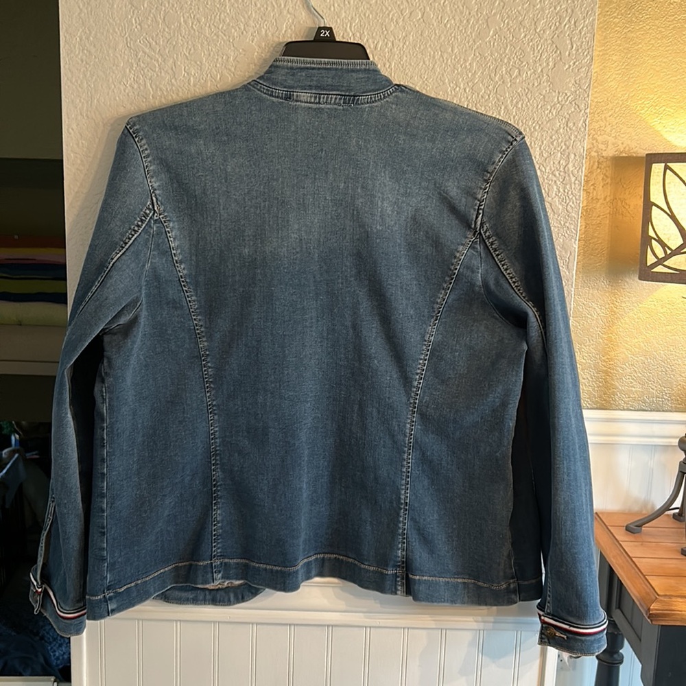 Tommy Hilfiger jean jacket size XXL has stretch with a bit of a flair at bottom - Picture 8 of 13